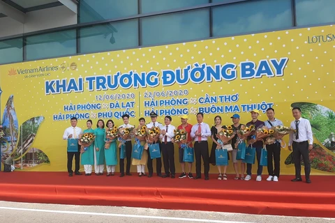 Первым пассажирам и членам экипажа рейсов Хайфон-Фукуок были подарены цветы (Фото: Вьет Хунг / Vietnam+)
