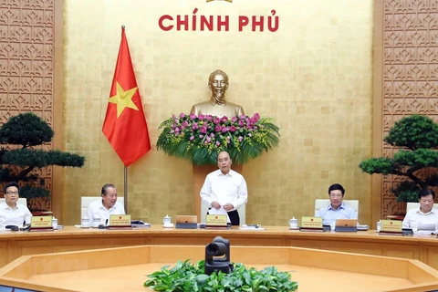 Премьер-министр Нгуен Суан Фук председательствовал на очередном майском заседании правительства. (Фото: Тхонг Нят / ВИА)