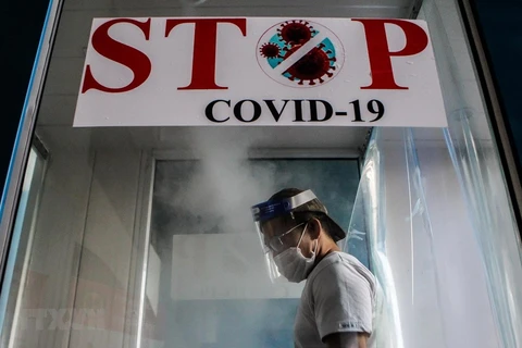 Распыление дезинфицирующего средства для предотвращения распространения коронавируса на станции в Маниле, Филиппины. (Фото: Синьхоа / ВИА)
