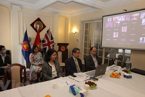 Посол Вьетнама в Великобритании Чан Нгок Ан (в переднем ряду в центре) и сотрудники посольства, участвующие в вебинаре. (Источник: ВИА)