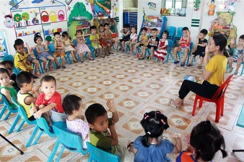 Учительница дошкольных учреждений со своими учениками во время урока в Ханое. (Фото: ВИА)