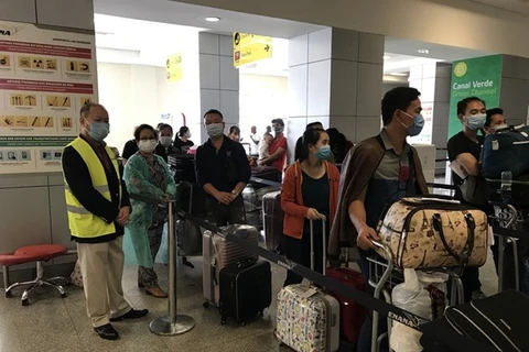 Вьетнамские граждане в Анголе ждут прохождения процедур, прежде чем сесть в самолет и вернуться домой. (Источник: VOV)