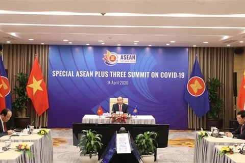 Премьер-министр Нгуен Суан Фук выступает с речью на Специальном саммите АСЕАН+3 по COVID-19. (Фото: ВИА)
