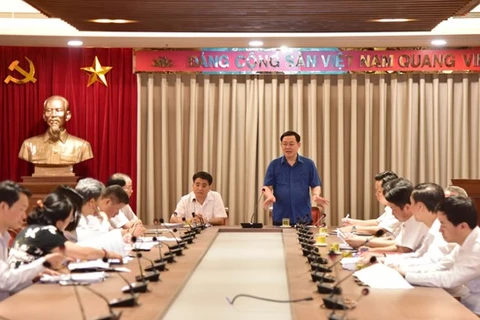 Секретарь партийного комитета города Ханоя Выонг Динь Хюэ (стоит) выступает на мероприятии 22 июня. (Фото: hanoimoi.com.vn)