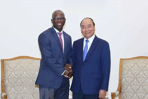 Премьер-министр Нгуен Суан Фук (справа) и директор Всемирного банка во Вьетнаме Усман Дионе. (Фото: ВИА)