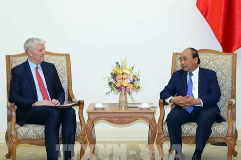 Премьер-министр Нгуен Суан Фук (справа) принял директора АБР во Вьетнаме Эрика Сиджвика. (Фото: ВИА)