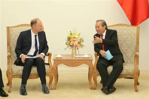 Постоянный заместитель премьер-министра Чыонг Хоа Бинь (справа) и исполнительный вице-президент TSI Нейт Пасх. (фото: ВИА)