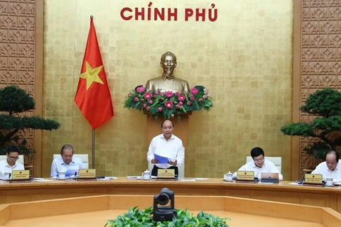 Премьер-министр Нгуен Суан Фук выступает на заседании постоянного комитета правительства. (Фото: ВИА)