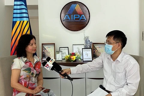 Генеральный секретарь AIPA Нгуен Тыонг Ван (слева) дает интервью корреспонденту Вьетнамского информационного агентства в Джакарте. (Фото: ВИА)