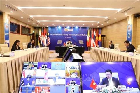 Вице-премьер и министр иностранных дел Фам Бин Минь председательствует на 21-м заседании Совета сообщества АСЕАН по политической безопасности онлайн 24 июня. (фото: ВИА)