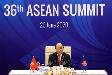 Премьер-министр Нгуен Суан Фук председательствует на пленарном заседании 36-го саммита АСЕАН. (Фото: ВИА)