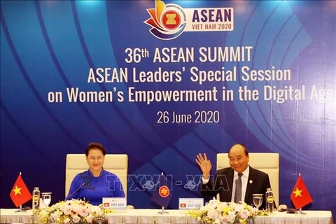 Премьер-министр Вьетнама Нгуен Суан Фук (справа) и председатель Национального собрания Вьетнама Нгуен Тхи Ким Нган на специальной сессии лидера АСЕАН в рамках 36-го Саммита АСЕАН по расширению прав и возможностей женщин в цифровую эпоху (фото: ВИА)