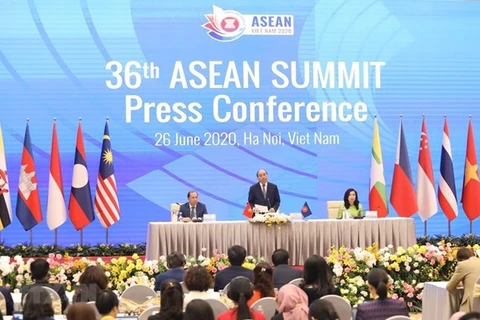 Премьер-министр Нгуен Суан Фук выступает на международной пресс-конференции (Фото: ВИА)