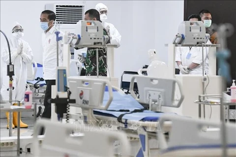 Президент Индонезии Джоко Видодо (второй слева) осматривает больницу, где проводится лечение пациентов с COVID-19 в Джакарте, Индонезия (фото: AFP/ВИА) 