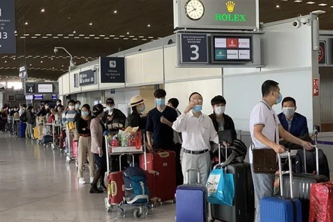 Граждане Вьетнама, ожидающие посадки на рейс домой (Фото: ВИА)