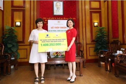 Представитель Aviva Vietnam передает пожертвование Обществу Красного Креста Вьетнама, чтобы помочь людям преодолеть трудности, вызванные COVID-19. (Фото любезно предоставлено Aviva Vietnam)