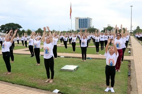 Практикующие йогу присоединяются к выступлению в провинции Ниньтơуан (Фото: ВИА)