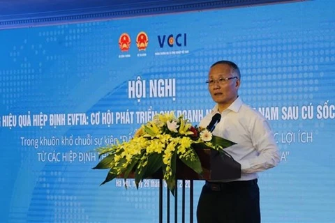 Заместитель министра промышленности и торговли Чан Куок Кхань выступает на конференции (Фото: ВИА)