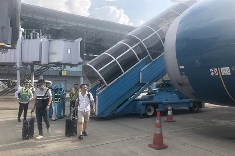 Пассажиры внутреннего рейса покидают самолет Vietnam Airlines в международном аэропорту Нойбай в Ханое. Авиакомпания Vietnam Airlines полностью возобновила внутренние рейсы и расширяет внутреннюю сеть маршрутов (Источник: ВИА)