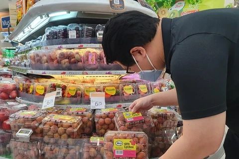 Вьетнамский личи официально поступили в продажу в сингапурской сети супермаркетов FairPrice. (Фото: ВИА)
