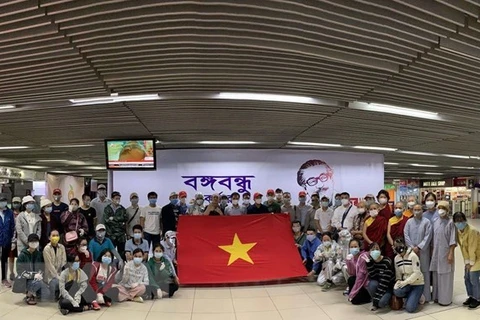 Вьетнамские граждане в Бангладеше. (Фото: ВИА) 