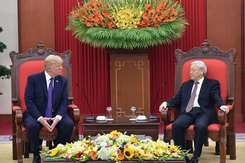  Генеральный секретарь ЦК КПВ и президент страны Нгуен Фу Чонг принимает президента США Дональда Трампа в ноябре 2017 года. (Фото: VGP) 