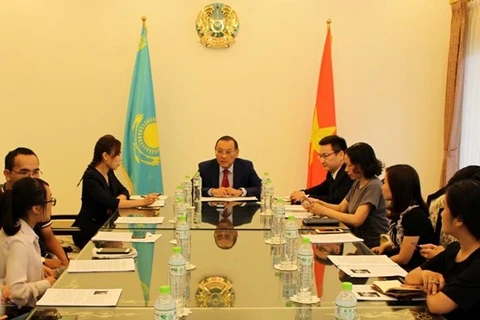 Посол Казахстана во Вьетнаме Ерлан Байжанов (в центре) на пресс-конференции (Фото: Vietnamnet)