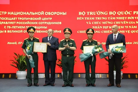 Министр обороны генерал Нго Суан Лить (в центре) вручает похвальные грамоты Вьетнамско-Российскому тропическому центру и его руководителям 7 июля (Фото: ВИА)