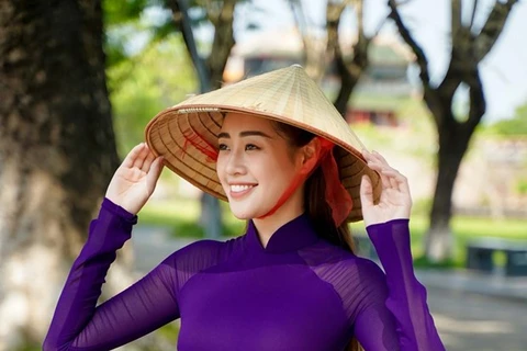 Мисс Вьетнам Кхан Ван в традиционном фиолетовом “Аозай Хюэ” (Источник: ВИА)