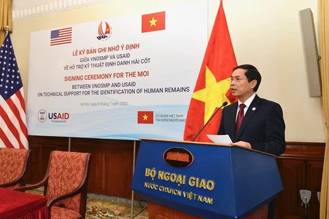 Заместитель министра иностранных дел Буй Тхань Шон выступает на церемонии подписания Меморандума о намерениях (МН) о технической поддержке для идентификации человеческих останков между Вьетнамом и США. (Фото любезно предоставлено USAID Вьетнам)