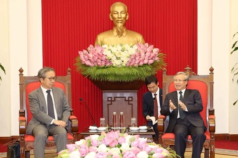 Член Политбюро и Постоянный член Секретариата ЦК КПВ Чан Куок Выонг (справа) и посол Японии во Вьетнаме Ямада Такио (Источник: ВИА)