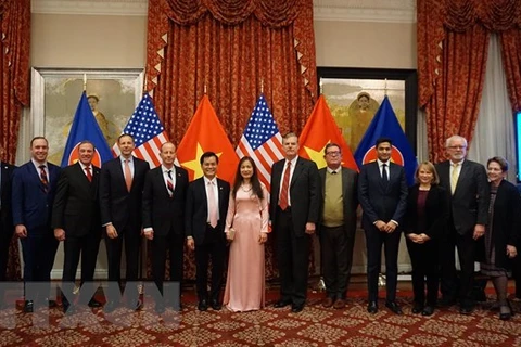 Делегаты на церемонии открытия, посвященной 25-летию установления дипломатических отношений между Вьетнамом и США (1995-2020 годы). (Фото: ВИА)