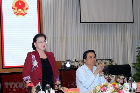 Председатель НС Нгуен Тхи Ким Нган (стоит) выступает на рабочей сессии. (Фото: ВИА)