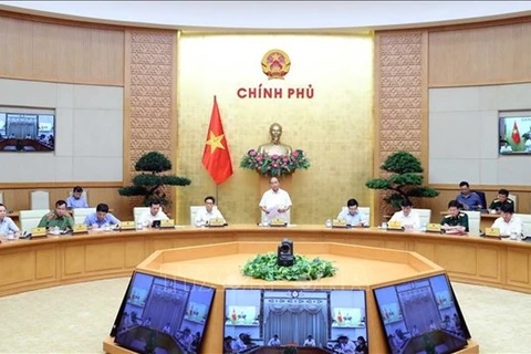 Премьер-министр Нгуен Суан Фук выступает на встрече с Национальным руководящим комитетом по профилактике и борьбе с COVID-19 (Фото: ВИА)