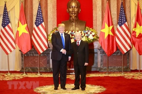 Генеральный секретарь ЦК КПВ и президент СРВ Нгуен Фу Чонг (справа) устроил прием для президента США Дональда Трампа в феврале 2019 года (Фото: ВИА)