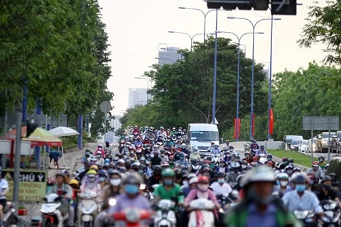 Транспортные средства движутся по улице Май Чи Тхо в городе Хошимин (Фото: ВИА)