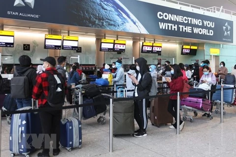 Граждане Вьетнама стоят в очереди для регистрации на посадку в самолет в аэропорту Хитроу. (Фото: ВИА)