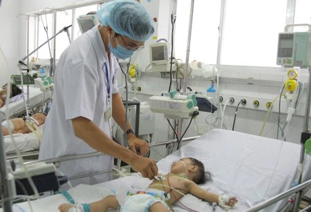 Врач в педиатрической больнице № 2 города Хошимин осматривает ребенка, зараженного HFMD (фото: ВИА)