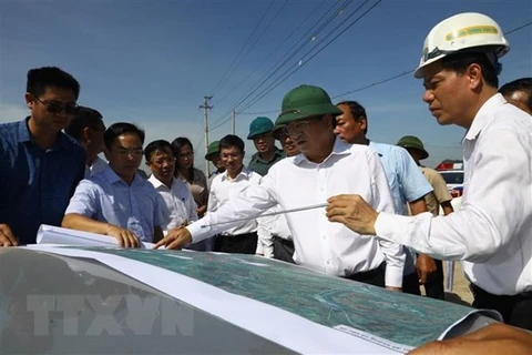 Заместитель премьер-министра Чинь Динь Зунг проверяет расчистку территории скоростной автомагистрали Каобо-Майшон - одного из 11 компонентов проекта автострады Север-Юг. (Фото: ВИА)