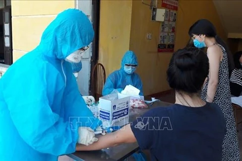 Медицинский персонал проводит тестирования на SARS-CoV-2. (Фото: ВИА)