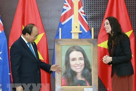 Премьер-министр Нгуен Суан Фук (слева) и его новозеландская коллега Джасинда Ардерн (Фото: ВИА)