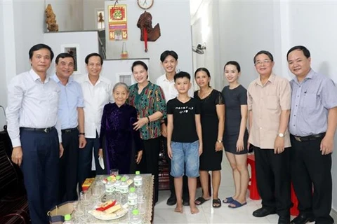 Председатель НС Нгуен Тхи Ким Нган (пятая слева) посещает семью матери-героини в Тамки, Куангнам (Фото: ВИА)