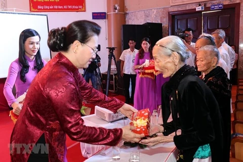 Председатель НС Нгуен Тхи Ким Нган вручает подарки вьетнамским матерям-героиням. (Фото: ВИА)