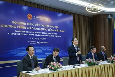 Министр образования и профессиональной подготовки Фунг Сюань Ня (стоит) выступает на мероприятии (Фото: ВИА)