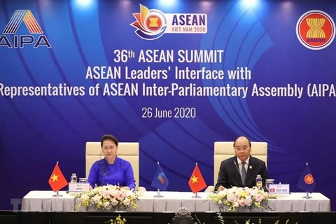 Премьер-министр Нгуен Суан Фук (справа) и председатель НС Нгуен Тхи Ким Нган сопредседатели на встрече лидеров АСЕАН с представителями Межпарламентской ассамблеи АСЕАН (AIPA) в июне. (Фото: ВИА)