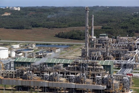 Нефтеперерабатывающий завод Зунгкуат (Dung Quat), управляемый нефтеперерабатывающей и нефтехимической компанией Binh Son, в центральной провинции Куанг Нгай (Фото: ВИА)