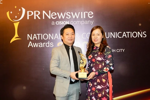 Заместитель Генерального директора Vietjet Group Нгуен Тхи Тхуи Бинь (справа) получает награду. (Фото предосталено компанией)
