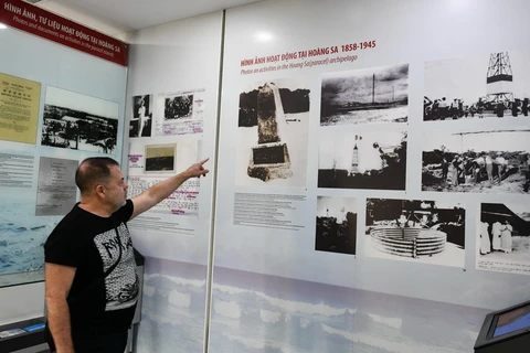 Эксперт Григорий Трофимчук посещает выставочной центр Хоангша города Дананг во время своего визита во Вьетнам (Фото предоставлено автором)