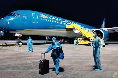 Самолет доставил более 280 вьетнамских граждан из США в международный аэропорт Вандон (Фото: ВИА)