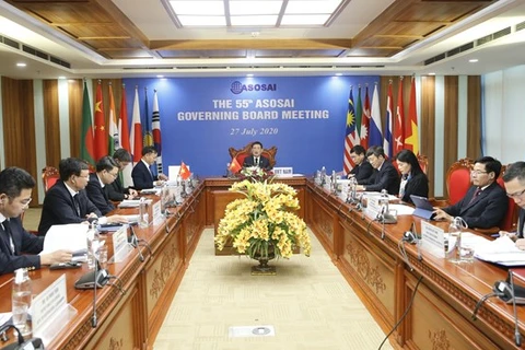 Генеральный государственный аудит Вьетнама Хо Дык Фок (в центре) председательствует на 55-м онлайн-заседании Совета управляющих ASOSAI 27 июля (Фото: ВИА)